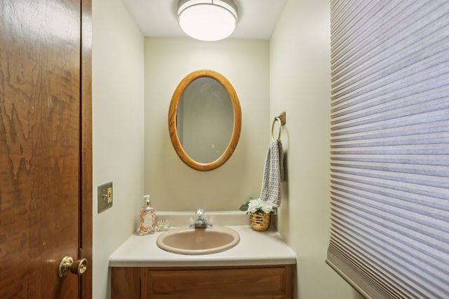 2300 Bellaire Court, Des Plaines, IL 60016