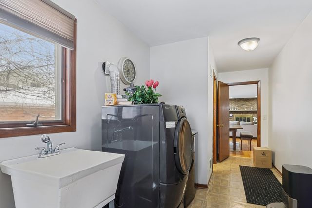 2300 Bellaire Court, Des Plaines, IL 60016