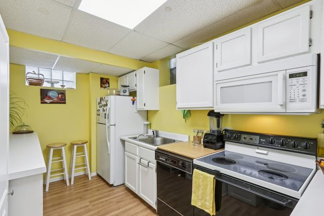 2300 Bellaire Court, Des Plaines, IL 60016