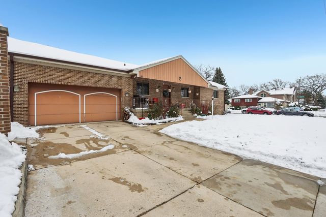 2300 Bellaire Court, Des Plaines, IL 60016