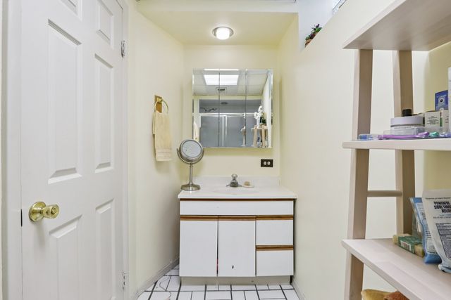 2300 Bellaire Court, Des Plaines, IL 60016