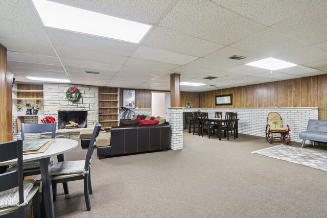 2300 Bellaire Court, Des Plaines, IL 60016