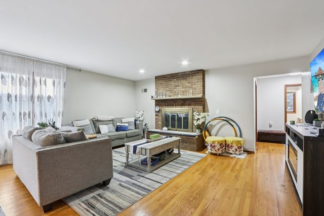 2300 Bellaire Court, Des Plaines, IL 60016