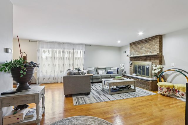 2300 Bellaire Court, Des Plaines, IL 60016