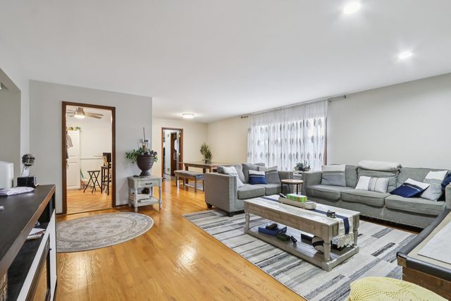 2300 Bellaire Court, Des Plaines, IL 60016