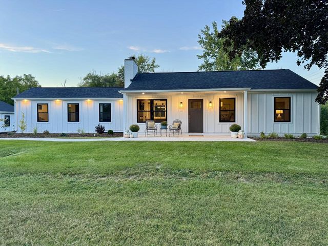 1318 W Fiesta LANE, Mequon, WI 53092