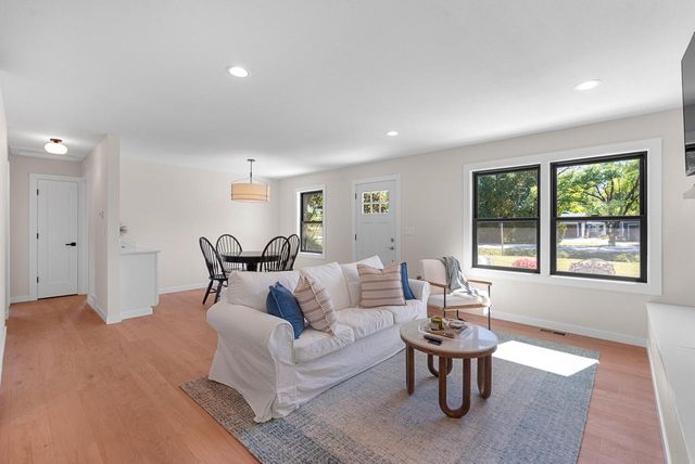 1318 W Fiesta LANE, Mequon, WI 53092