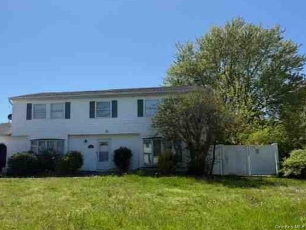4 Rustic Avenue, Medford, NY 11763