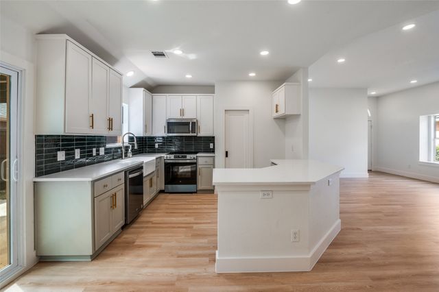 2207 Arbor Creek Drive, Carrollton, TX 75010