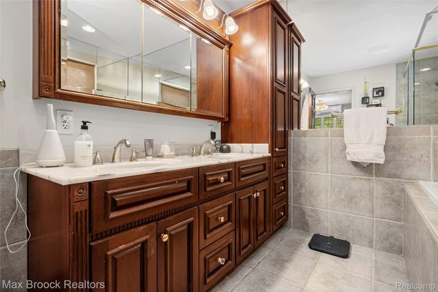 6485 Thurber Road, Bloomfield Hills, MI 48301