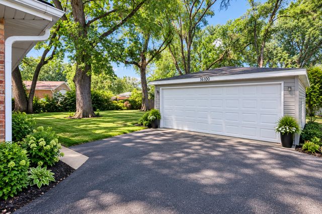 16100 Circle Drive, Markham, IL 60428