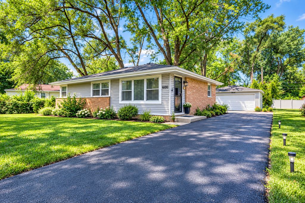 16100 Circle Drive, Markham, IL 60428