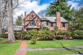 81 Brackett Rd, Newton, MA 02458