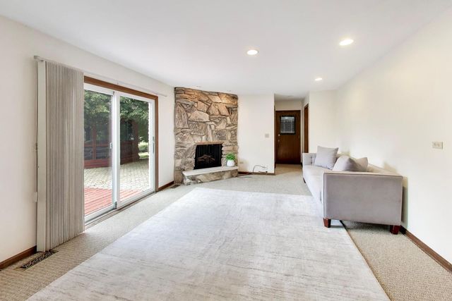 2620 N Phelps Avenue, Arlington Heights, IL 60004