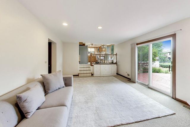 2620 N Phelps Avenue, Arlington Heights, IL 60004