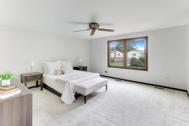 2620 N Phelps Avenue, Arlington Heights, IL 60004