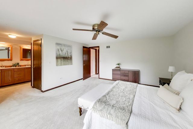 2620 N Phelps Avenue, Arlington Heights, IL 60004