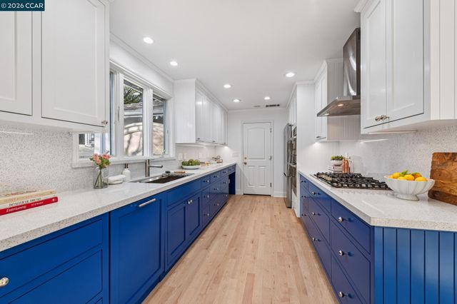 15 Los Dedos, Orinda, CA 94563