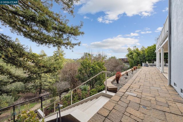 15 Los Dedos, Orinda, CA 94563