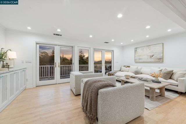 15 Los Dedos, Orinda, CA 94563