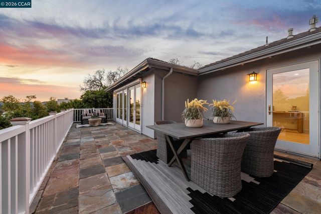 15 Los Dedos, Orinda, CA 94563