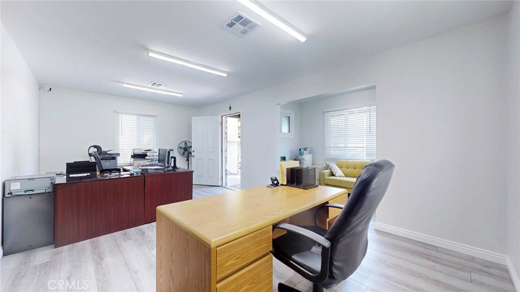 Image 13 of property listing at 6851 Foothill, Tujunga, CA 91042