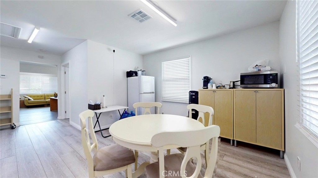 Image 21 of property listing at 6851 Foothill, Tujunga, CA 91042