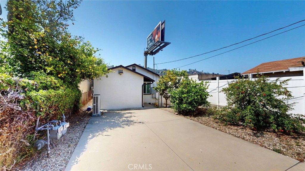 Image 25 of property listing at 6851 Foothill, Tujunga, CA 91042