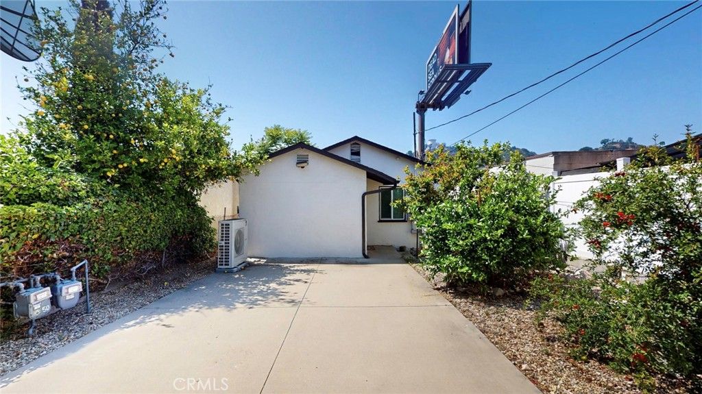 Image 26 of property listing at 6851 Foothill, Tujunga, CA 91042