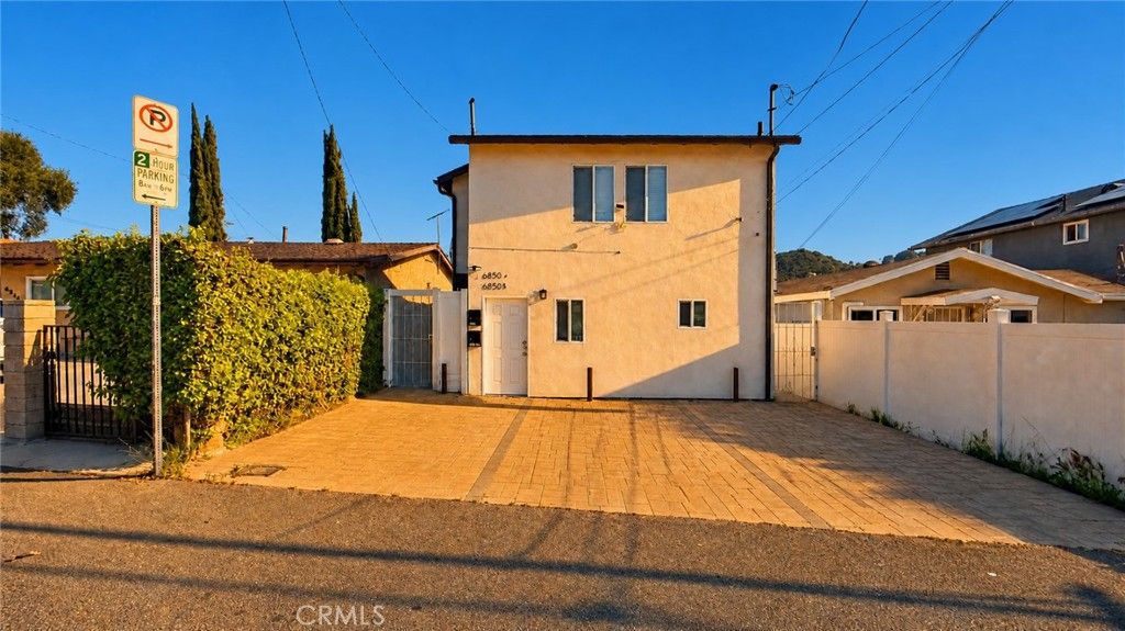 Image 4 of property listing at 6851 Foothill, Tujunga, CA 91042