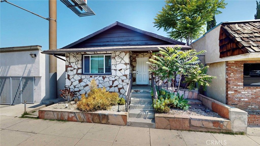 Image 5 of property listing at 6851 Foothill, Tujunga, CA 91042