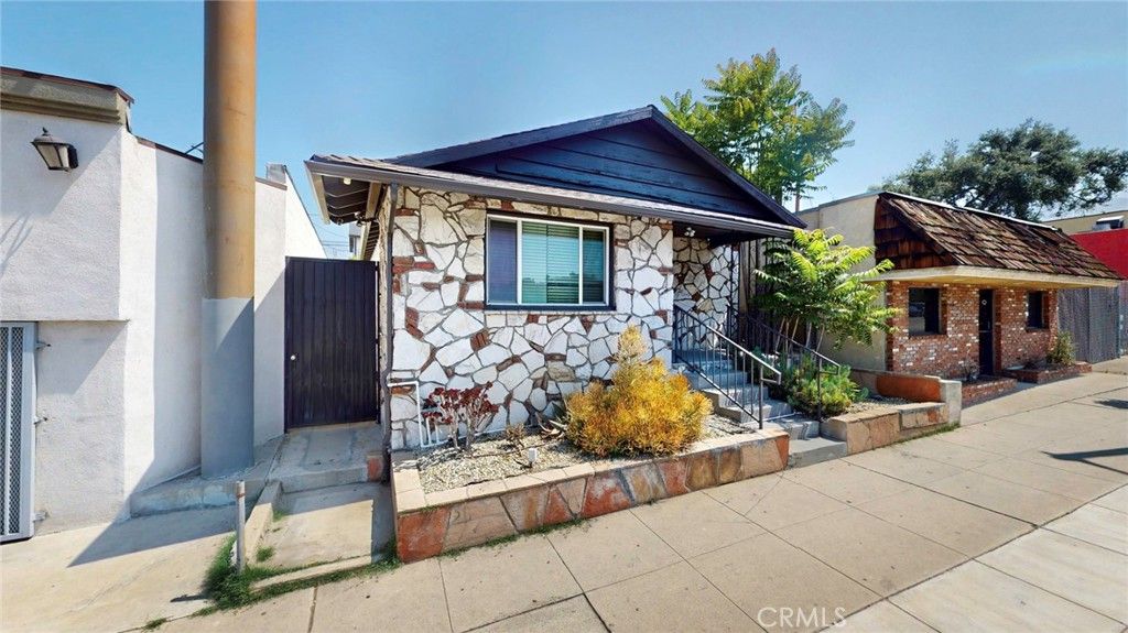 Image 8 of property listing at 6851 Foothill, Tujunga, CA 91042