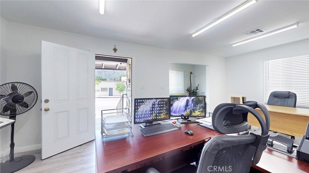 Image 9 of property listing at 6851 Foothill, Tujunga, CA 91042