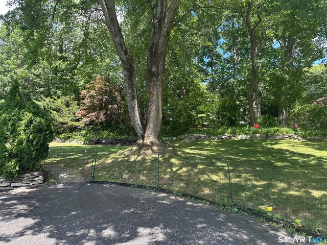 10 Donohue Drive, Norwalk, CT 06851