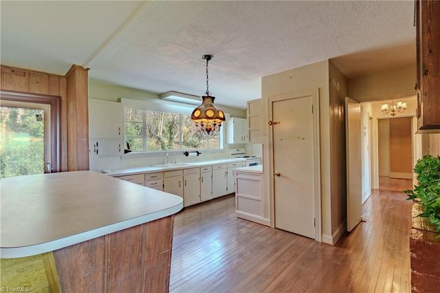 129 Oaklawn Road, Mount Airy, NC 27030