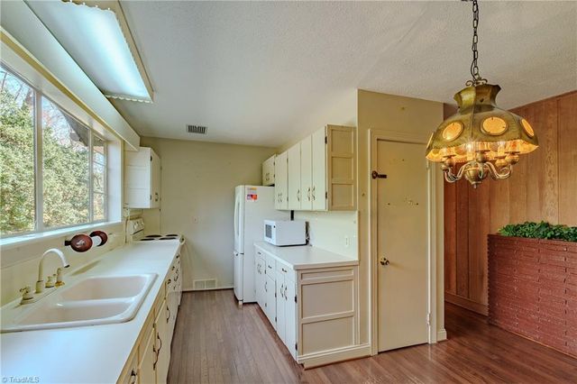 129 Oaklawn Road, Mount Airy, NC 27030