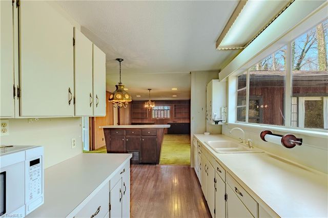 129 Oaklawn Road, Mount Airy, NC 27030