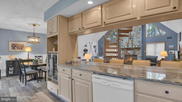 33 ROCK RIDGE RD, Lake Harmony, PA 18624