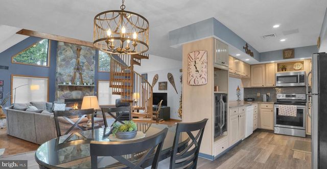 33 ROCK RIDGE RD, Lake Harmony, PA 18624