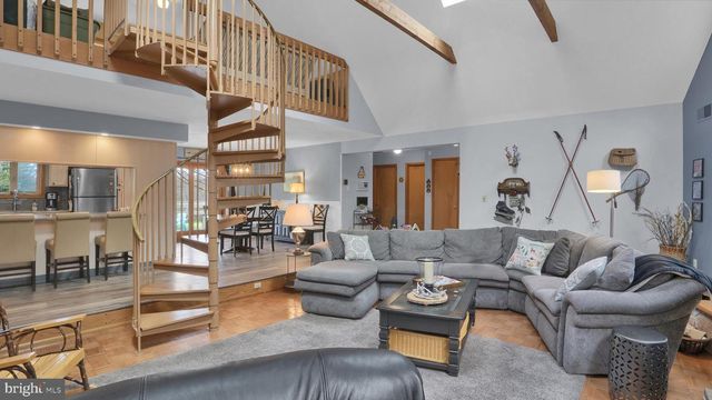 33 ROCK RIDGE RD, Lake Harmony, PA 18624