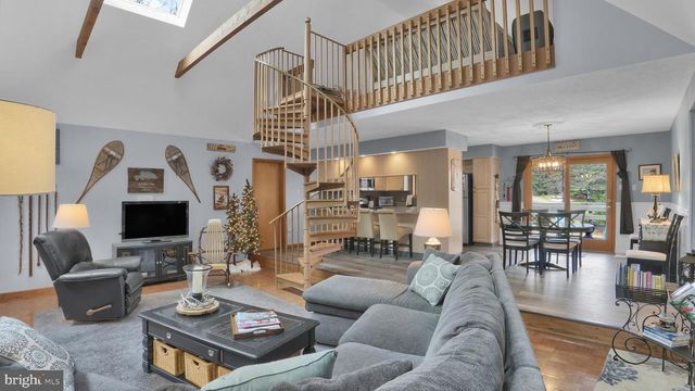 33 ROCK RIDGE RD, Lake Harmony, PA 18624