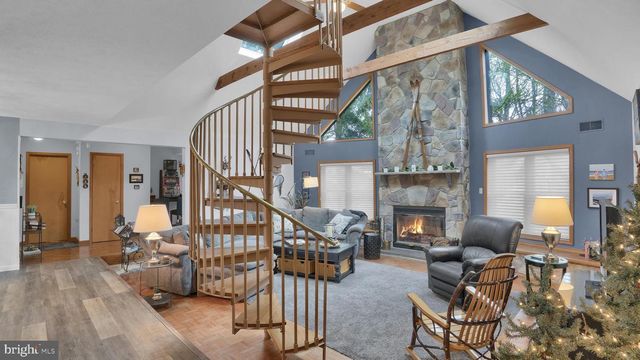 33 ROCK RIDGE RD, Lake Harmony, PA 18624