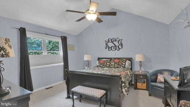 33 ROCK RIDGE RD, Lake Harmony, PA 18624