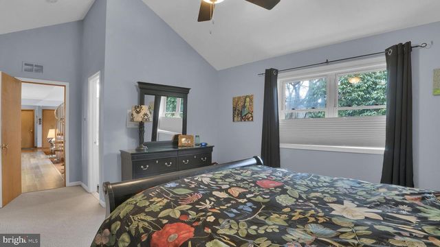 33 ROCK RIDGE RD, Lake Harmony, PA 18624