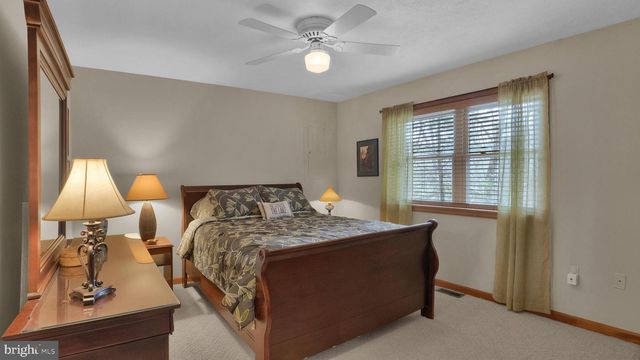 33 ROCK RIDGE RD, Lake Harmony, PA 18624
