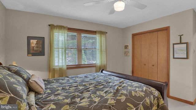 33 ROCK RIDGE RD, Lake Harmony, PA 18624