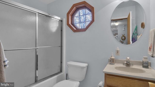 33 ROCK RIDGE RD, Lake Harmony, PA 18624