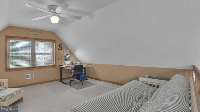33 ROCK RIDGE RD, Lake Harmony, PA 18624