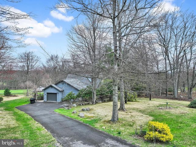 33 ROCK RIDGE RD, Lake Harmony, PA 18624