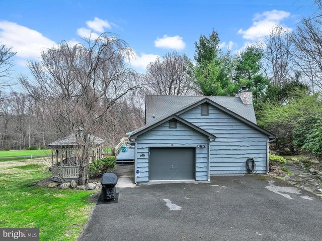 33 ROCK RIDGE RD, Lake Harmony, PA 18624